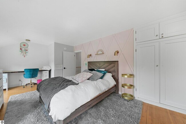 Building Photo - 7320 Peninsula Dr