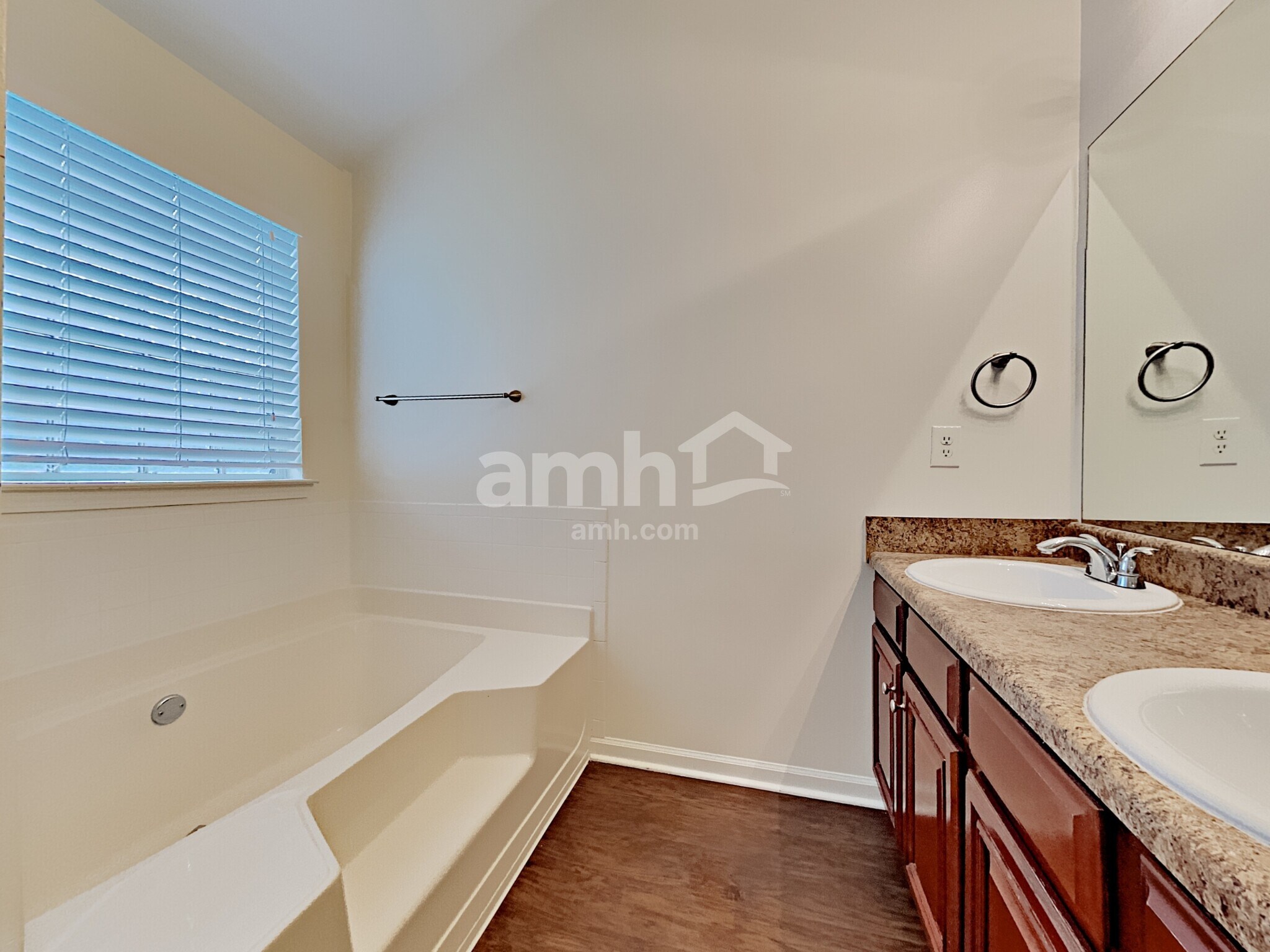 Building Photo - 2425 Valley Creek Dr