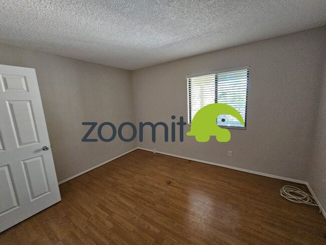 Building Photo - Cute 2 bedroom 2 bath condo in gated community