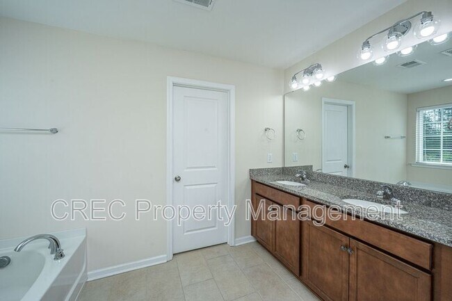 Building Photo - 201 Bigleaf Ct