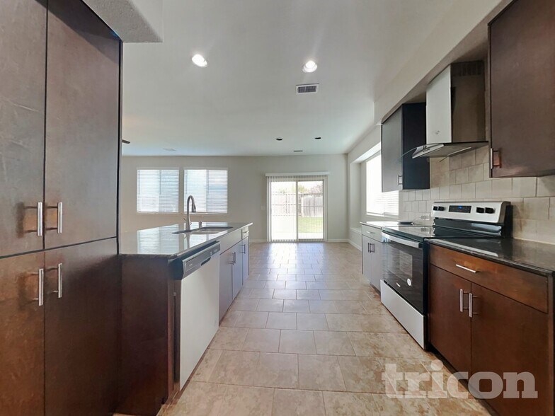 Building Photo - 423 Hayes St