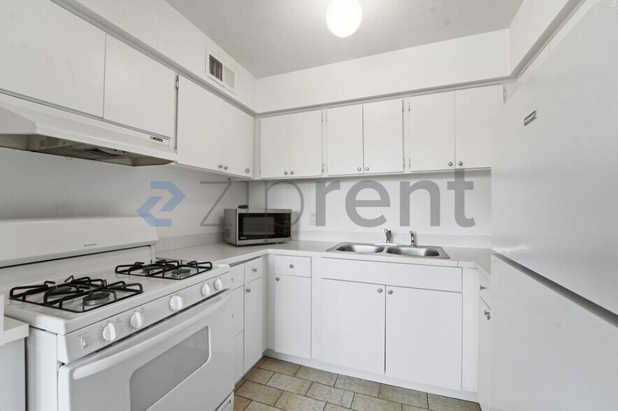 Building Photo - 4950 N Miller Rd