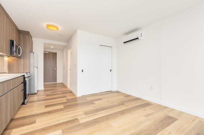 Building Photo - Urban Living w/Amenities - Studio w/1ba/1pkg PETS NEGOTIABLE!