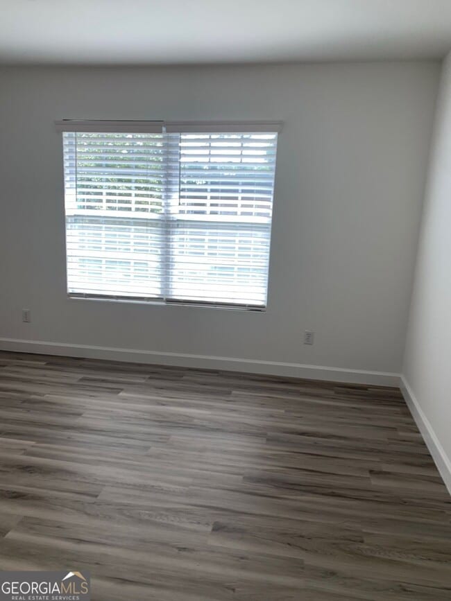 Building Photo - 695 Douglas Dr