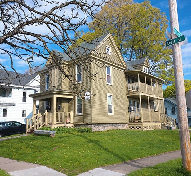 Building Photo - Beautiful Upper Flat With Private Side Por...