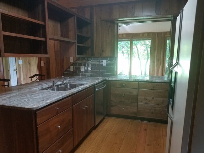 Building Photo - Beautiful Country Cabin