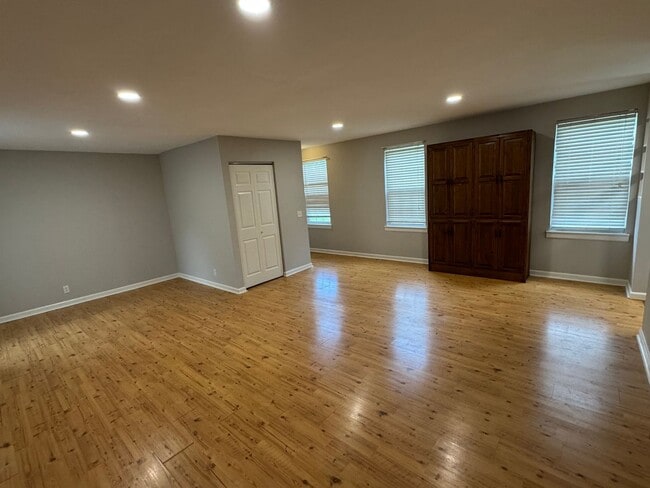 Building Photo - Remodeled ranch at end of street