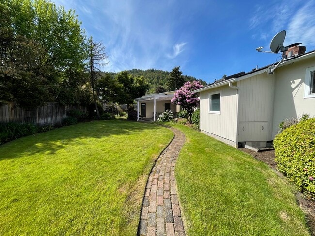 Building Photo - Updated 3 bedroom, 2 bath home