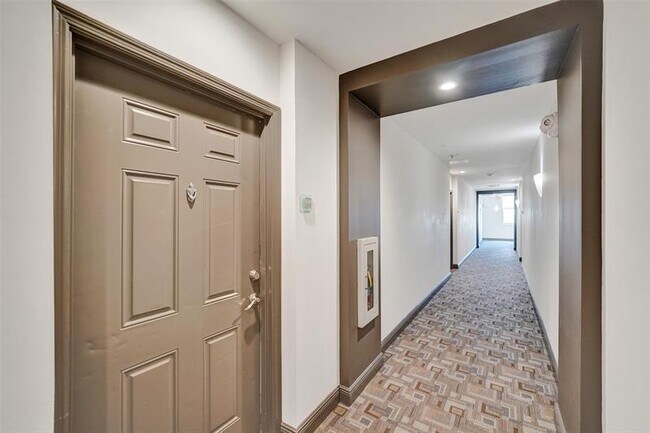 Building Photo - 2401 NE 65th St