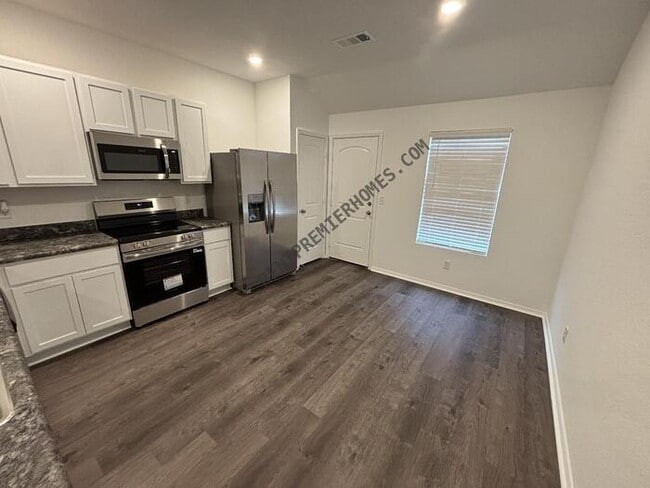 Building Photo - 34-10 10 Point Ln