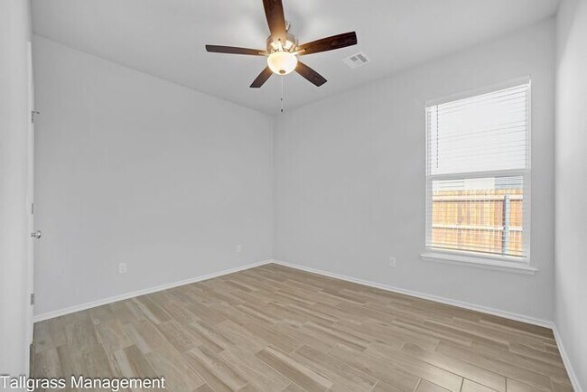 Building Photo - 4/2.5/2 Owasso Home! Lawn Care Included!