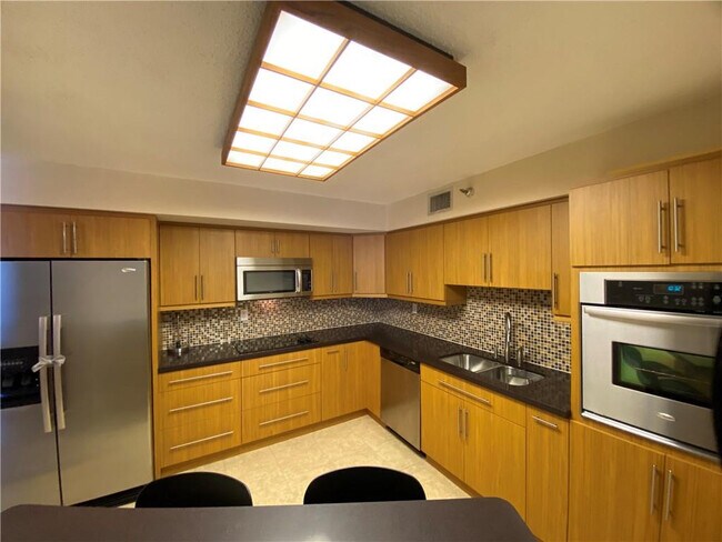 Building Photo - 3500 Mystic Pointe Dr