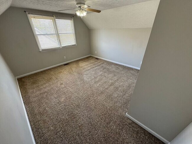 Building Photo - 4 bedroom 3 Bath Home