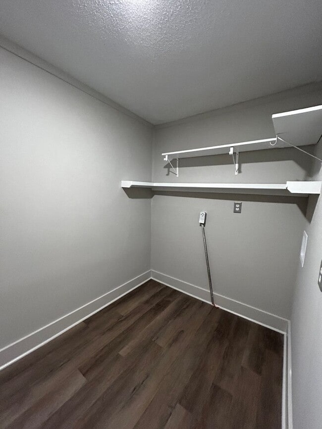 Building Photo - Spacious 4 bed, 2 bath home! Located minut...