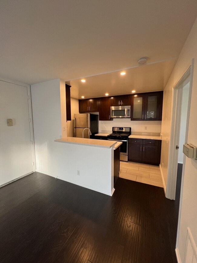 Building Photo - 3050 W 4th St