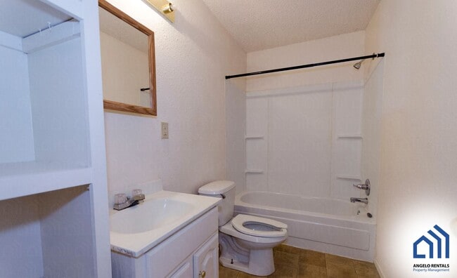 Building Photo - AFFORDABLE 2 Bedroom 1 bath duplex in Grap...