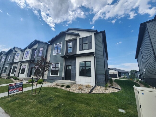 Building Photo - Brand New Townhomes!