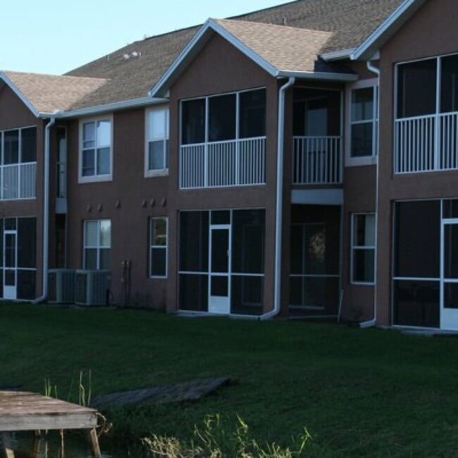 Building Photo - "Charming 2-Bedroom Retreat with 2 Full Ba...