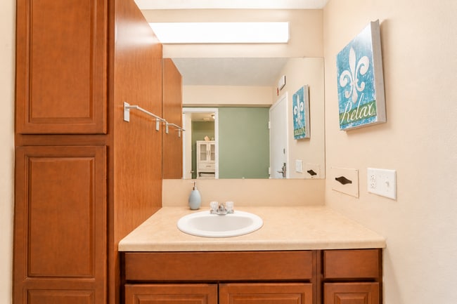 Building Photo - Cozy Studio on the Beach in Daytona Beach Shores