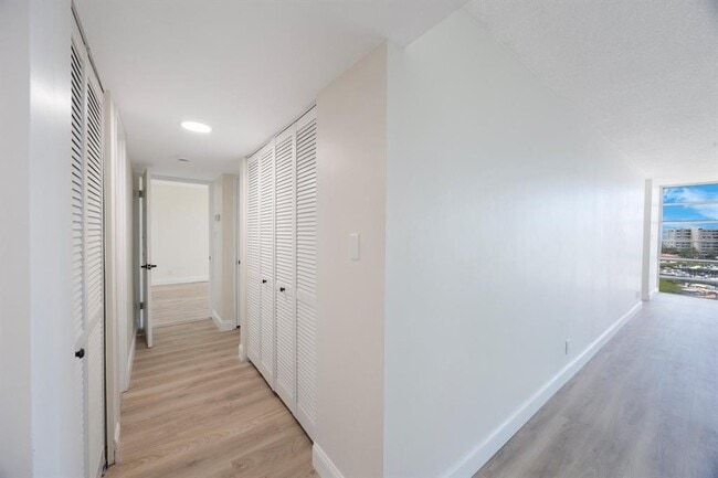 Building Photo - 7400 Sun Island Dr S