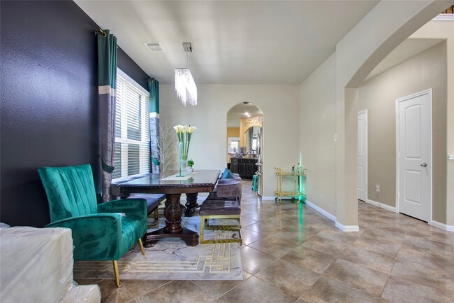 Building Photo - 1242 S Maple Dr