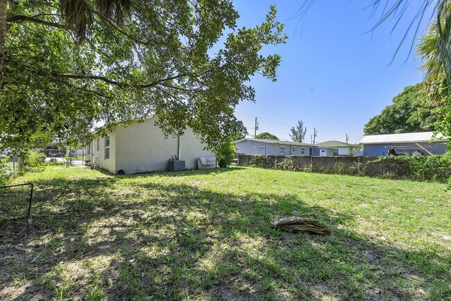 Building Photo - 1340 W 35th St