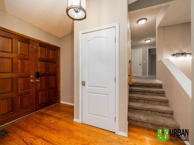 Building Photo - 8421 E Columbia Dr