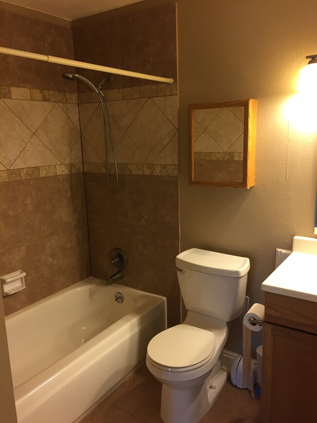 Building Photo - 501 Golden Cir