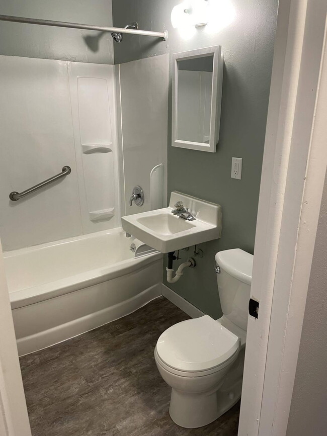 Building Photo - This adorable & newly remodeled 2 bed/1 ba...