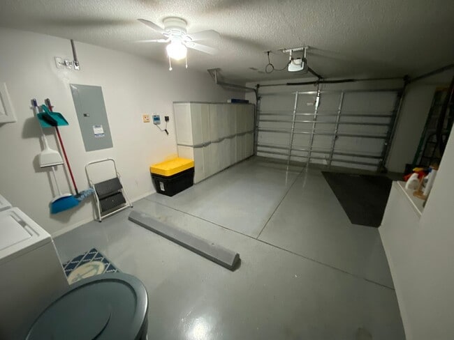 Building Photo - ANNUAL Lease – Turnkey 2+2 Patio Villa in the Desirable Village of Bonnybrook