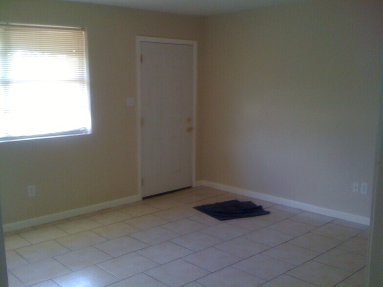 Building Photo - 2350 Lyndell Dr