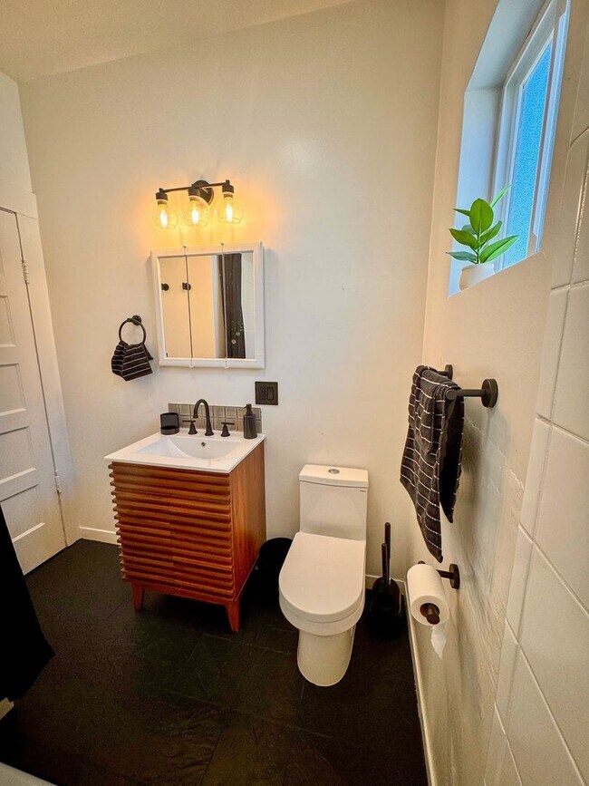 Building Photo - REMODELED HUGE BRIGHT 2400sf 4BR/3.5BA Havenscourt Split Level Home w Cottage AVAIL NOW