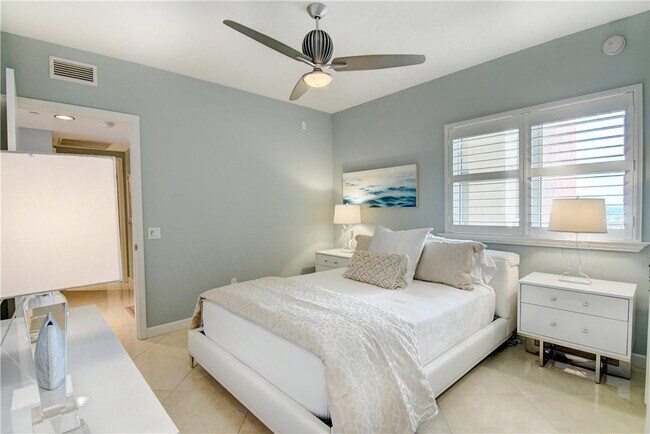 Building Photo - 2640 Lake Shore Dr