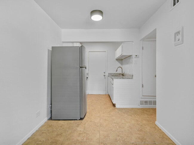 Building Photo - The WestFort Broadway