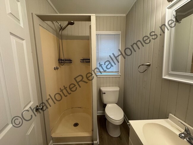 Building Photo - Brick Ranch home  Convenient location