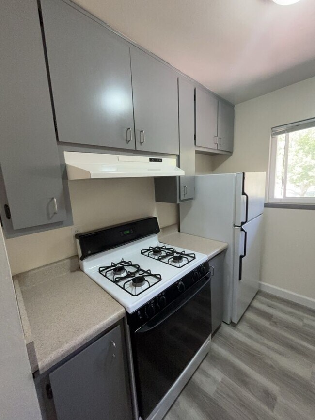 Building Photo - 2 bedroom 1 bath upstairs 4-Plex unit