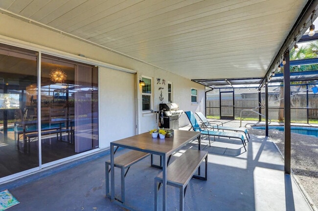 Building Photo - 3310 Siesta Dr