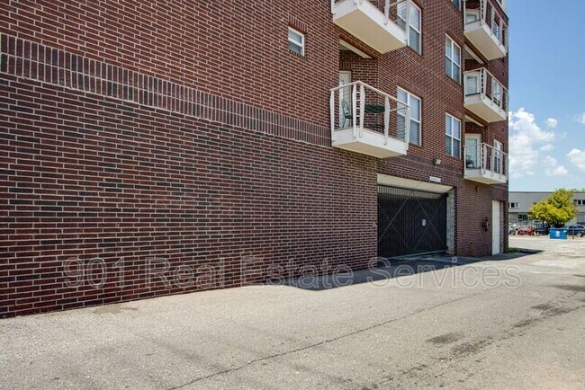 Building Photo - 426 N Front St