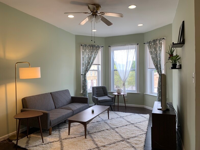 Building Photo - 1067 W Argyle St