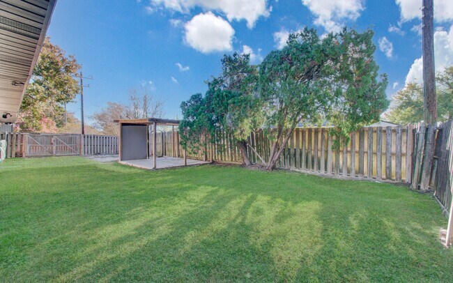 Building Photo - 7918 Bayside Dr