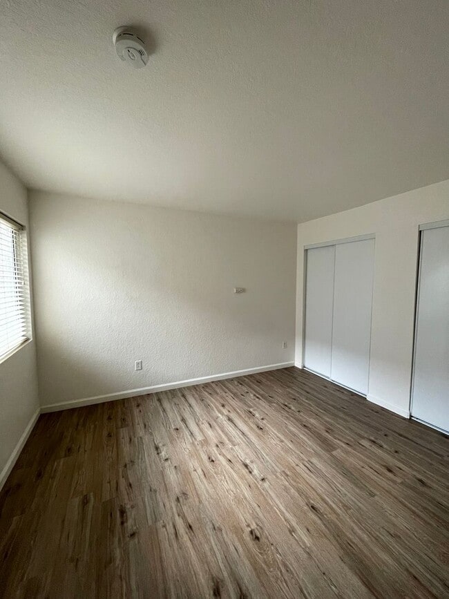 Building Photo - Fantastic 2br/2Ba Bottom Floor Condo in Th...