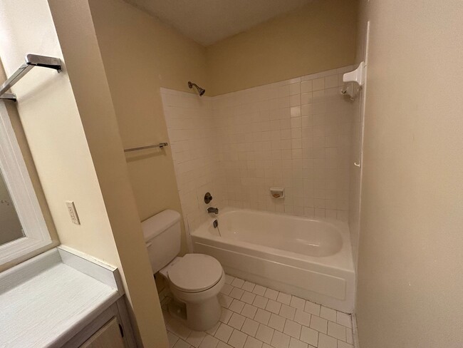 Building Photo - Available Mid April - Lovely 2/2 in in Alt...