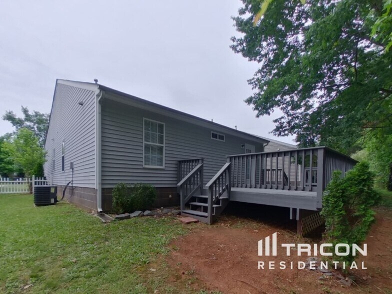 Building Photo - 3027 Salmon River Dr