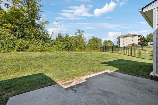 Building Photo - 5BR/3.5BA home offers stylish and function...