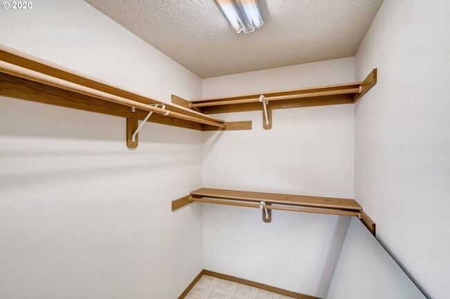 Building Photo - 4 Bedrooms House for Rent