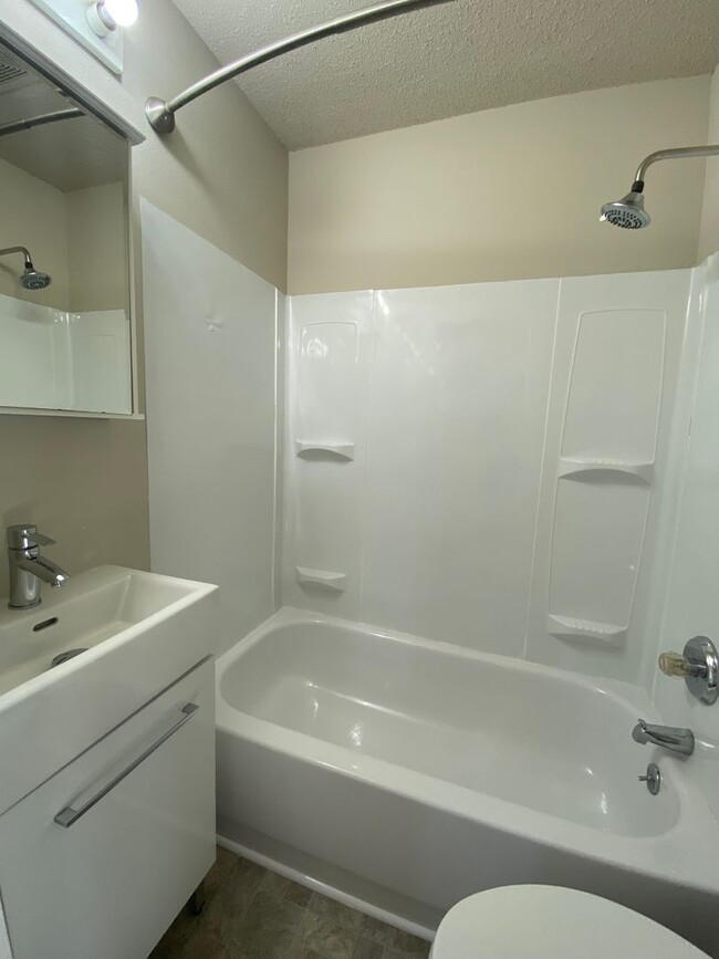 Building Photo - Updated 1 Bedroom Home with Garage