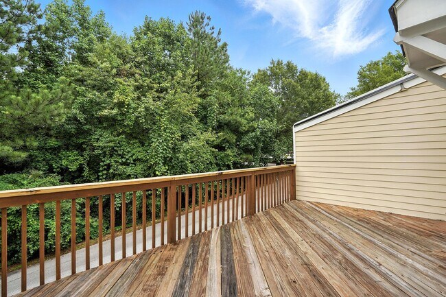 Building Photo - BEAUTIFUL BRICK FRONT TOWNHOME HOLLY SPRINGS!