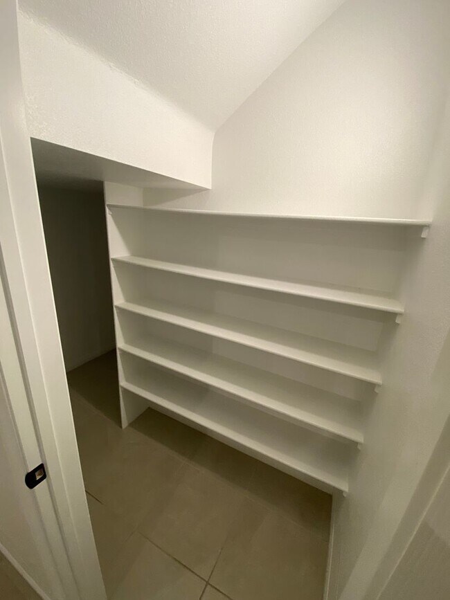 Building Photo - AMERICANA Property Mgmt - 3beds - 2 1/2baths Newly Townhouse in Henderson.