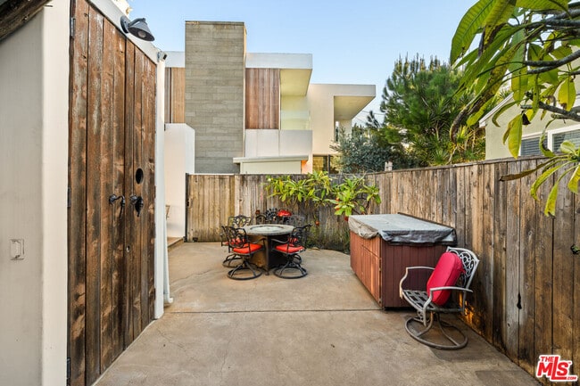 Building Photo - 545 Norwich Dr