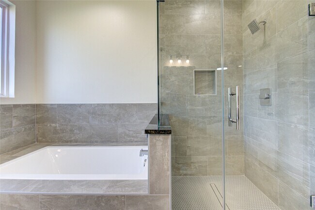 Building Photo - 2920 El Fenice Ln